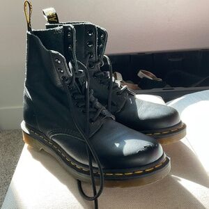 #0456 women’s DR. MARTIN BLACK BOOTS SIZE: 7